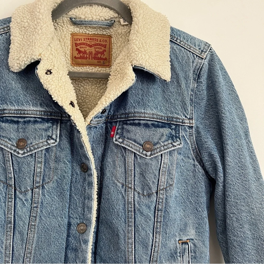 Levi’s Sherpa Lined Denim Trucker Jacket Blue Denim Light Wash Women’s Size S - Picture 3 of 13